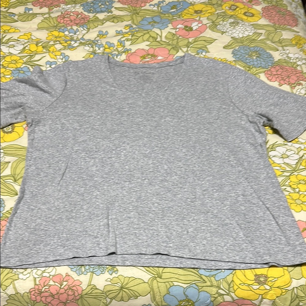 Chico’s size 3 100% cotton Gray Women's v neck. XL